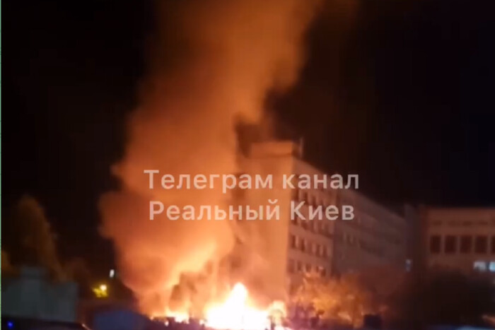 У Києві спалахнула масштабна пожежа (відео)