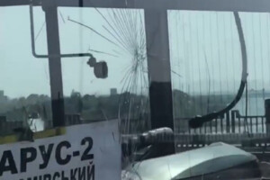 У Дніпрі пасажир маршрутки почав душити водія прямо під час руху (відео)