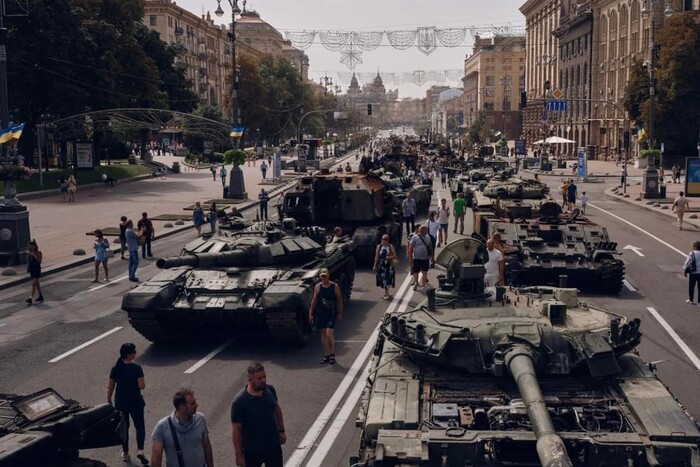 «Парад» закінчився. Розбиту техніку російської армії прибрано із центру Києва