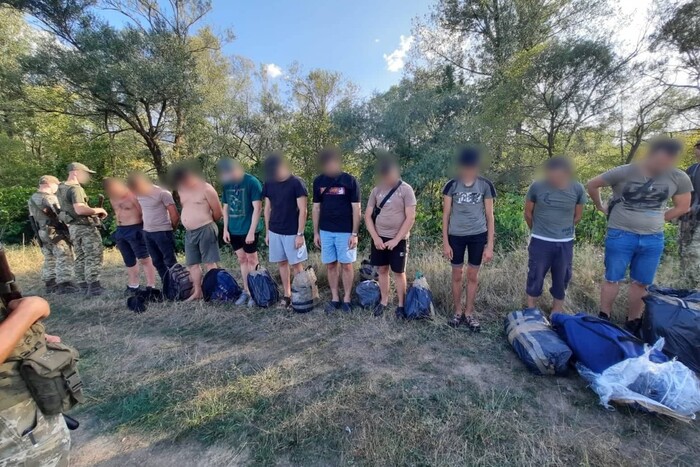 На Закарпатті прикордонники впіймали 20 молодиків, які намагались втекти за кордон (фото)