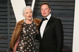 Илон Маск с мамой