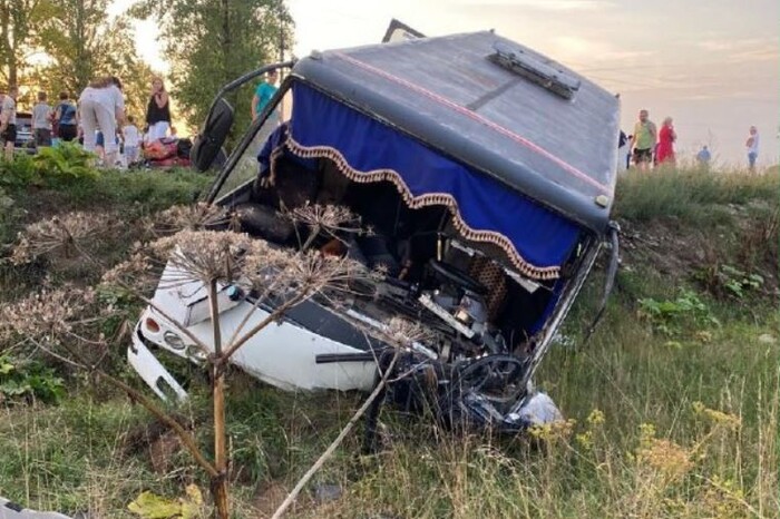 На Прикарпатті рейсовий автобус потрапив в аварію: серед постраждалих діти (фото)