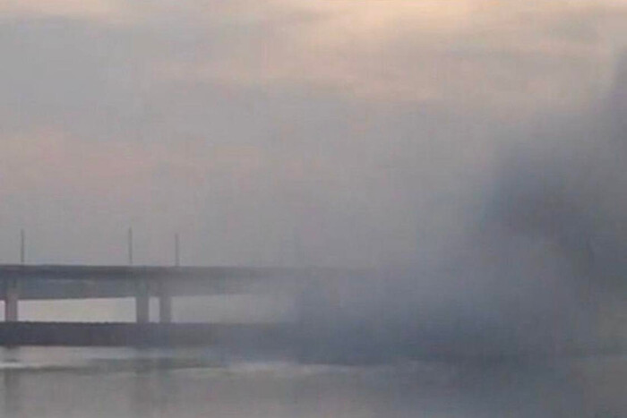 ЗСУ завдали удару по баржі окупантів біля Антонівського мосту