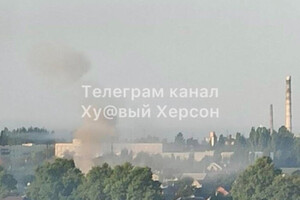 Над Херсоном виднеются столбы дыма