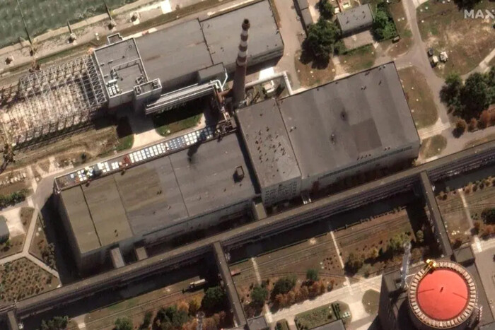 В крыше здания Запорожской АЭС появились пробоины (спутниковые снимки)