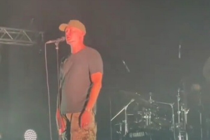 Лідер «Бумбоксу» через війну розплакався під час концерту (відео)