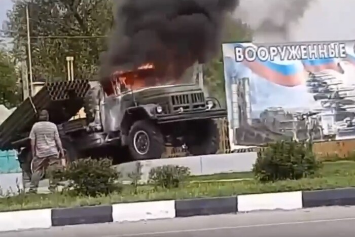 У Росії діти випадково спалили макет бойової установки «Град» (відео)