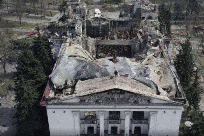 Заливають трупи бетоном: окупанти приступили до ремонту Драмтеатру у Маріуполі 