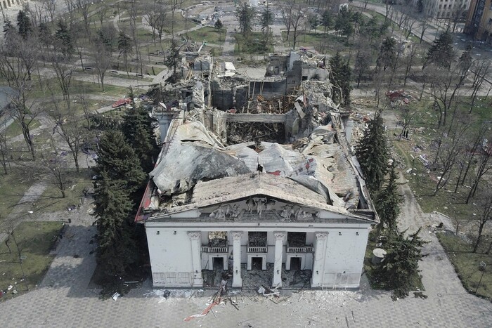 Заливают трупы бетоном: оккупанты приступили к ремонту Драмтеатра в Мариуполе