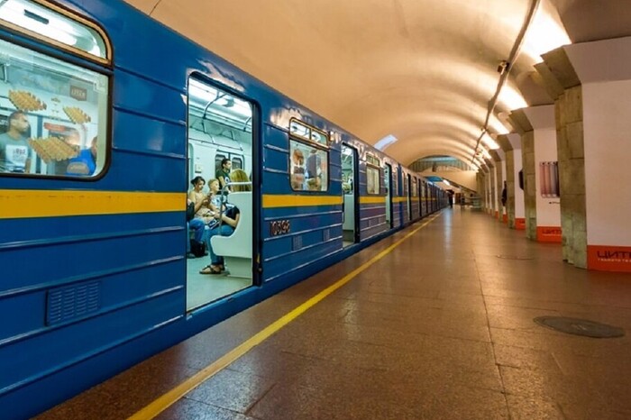 У київському метро пасажир потрапив під поїзд (відео)