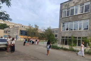 У школах розбиті вікна затягнуті плівкою