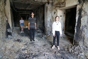 Ці діти могли б піти до своєї улюбленої школи в Ірпені, але її зруйнувала війна