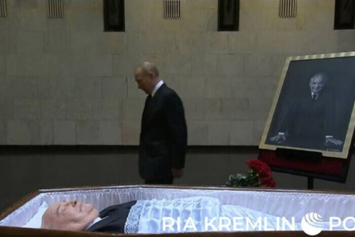 Наедине с Горбачевым. Путин приехал в морг (фото)