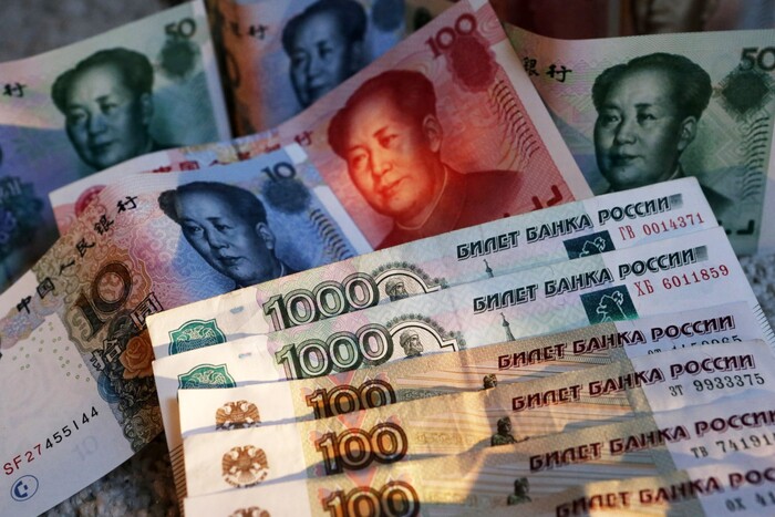 Росія намагається купити валюту у «дружніх» країн – Bloomberg