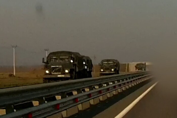 В окупованому Криму очевидці помітили велику колону військової техніки РФ (відео)