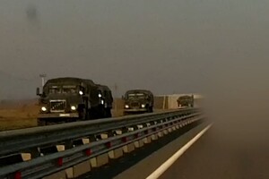 Військові вантажівки, переважно марки «Урал», їхали в супроводі російської державтоінспекції