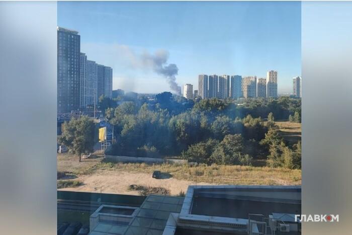 У Дарницькому районі столиці спалахнула пожежа (відео)