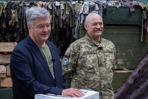 Порошенко передав дрони Силам спецоперацій (фото)