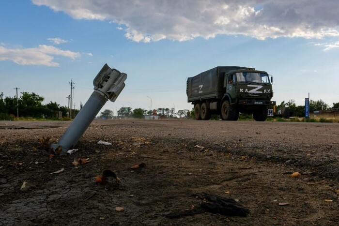 Окупанти вантажівками вивозять награбоване майно із Херсона до Криму