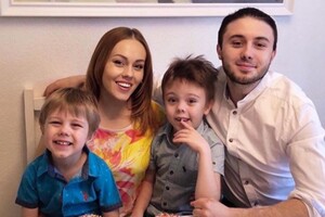 Тарас Тополя с женой и сіновьями