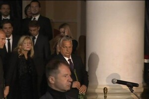 Орбан прилетів на похорон Горбачова (відео)
