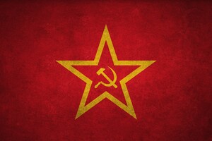 В России полуобнаженные девушки взялись рекламировать коммунизм (видео)