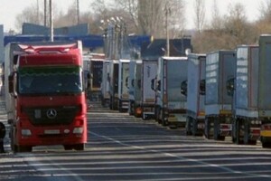 У чергах на кордоні стаються бійки, перевізники погрожують блокуванням траси