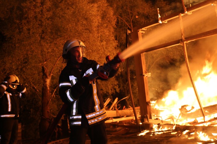 У Харкові через обстріл згорів ресторан (фото)
