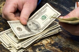 Для того, щоб людям якось виживати, їм треба було міняти валюту на гривні та рублі