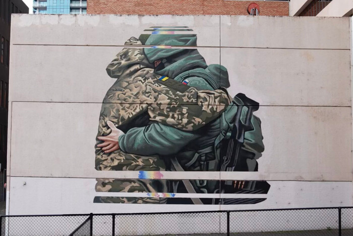 Художник «виправив» мурал, на якому обнімалися український та російський військові