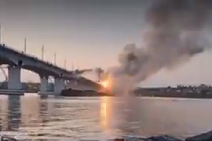 ЗСУ показали, як Антонівський міст «подарунки» приймав (відео)