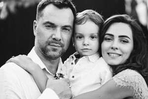 «Російський десант має нашу адресу». Дружина Арестовича розповіла, як тікала з Києва