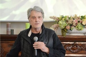 Віктор Ющенко поїхав дивитися на одеських бджіл