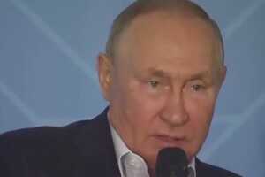 Вдавлювався в стільчик, ледве говорив: виступ Путіна спантеличив соцмережі (відео)