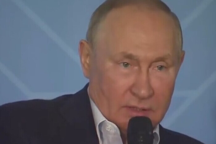 Вдавливался в стульчик, едва говорил: выступление Путина озадачило соцсети (видео)