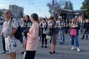 У Києві під час тривоги продовжує зупинятись громадський транспорт (відео)