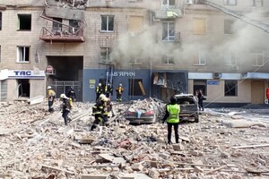 Удар по багатоповерхівці в Харкові: поліція показала наслідки (фото, відео)