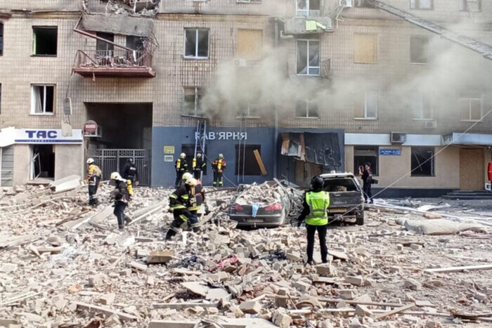 Удар по многоэтажке в Харькове: полиция показала последствия (фото, видео)
