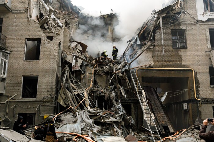 Ракетний удар по Харкову: рашисти вщент зруйнували частину багатоповерхівки (фото)