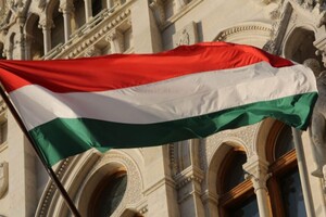 Угорщина також просить зробити виняток для гуманітарних організацій, щоб вони могли вести справи з деякими російськими банками