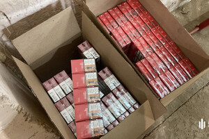 ДБР викрило підпільне виробництво цигарок, яке «кришували» чиновники