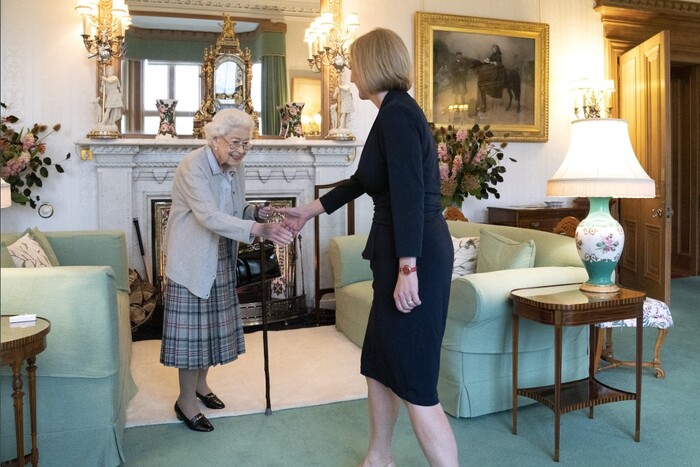 Королева Єлизавета ІІ вперше вітала нового прем’єр-міністра не в Букінгемському палаці 