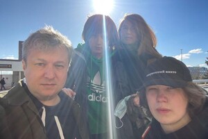 Антон Долін з дружиною та дітьми