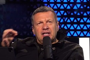 Соловйов із подряпаним обличчям напав на російських журналістів (відео)
