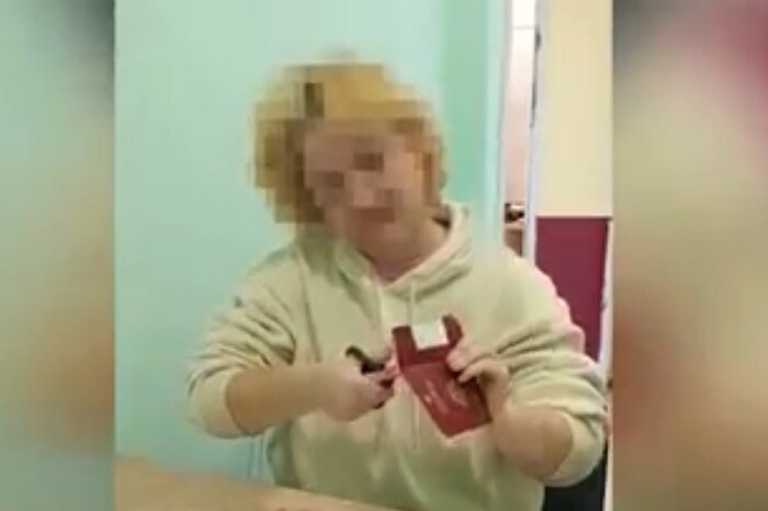 Кримчанка на кордоні порізала свій російський паспорт (відео)