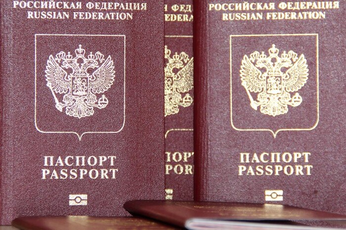 Крымчанка порезала свой российский паспорт (видео)