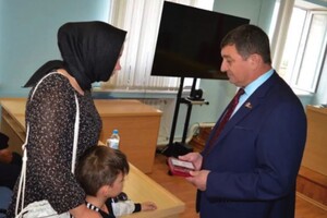 Вручення нагороди за участь в «спецоперації» сім’ї загиблого окупанта