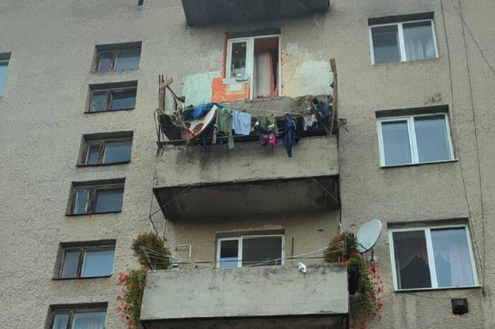 На Закарпатті обвалився балкон: є загибла (фото)