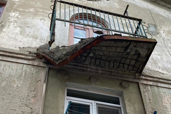 На Закарпатье обвалился балкон: есть погибшая (фото)