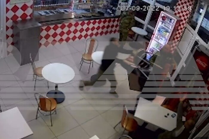 Окупант стільцем побив земляка, який не оцінив його «заслуги» на війні (відео) 